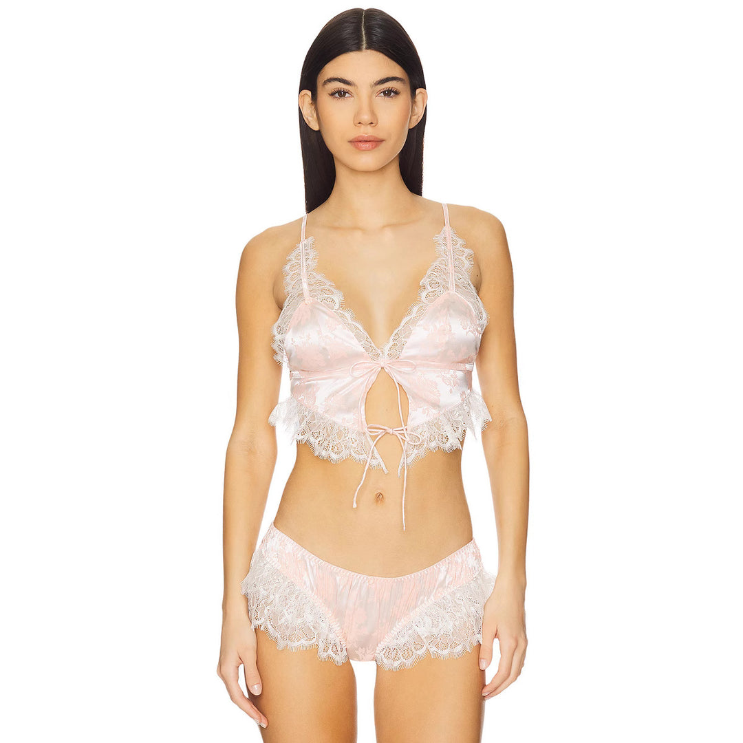 Dame blond babydoll-set med volangdetaljer og skinnenende satin Skjora