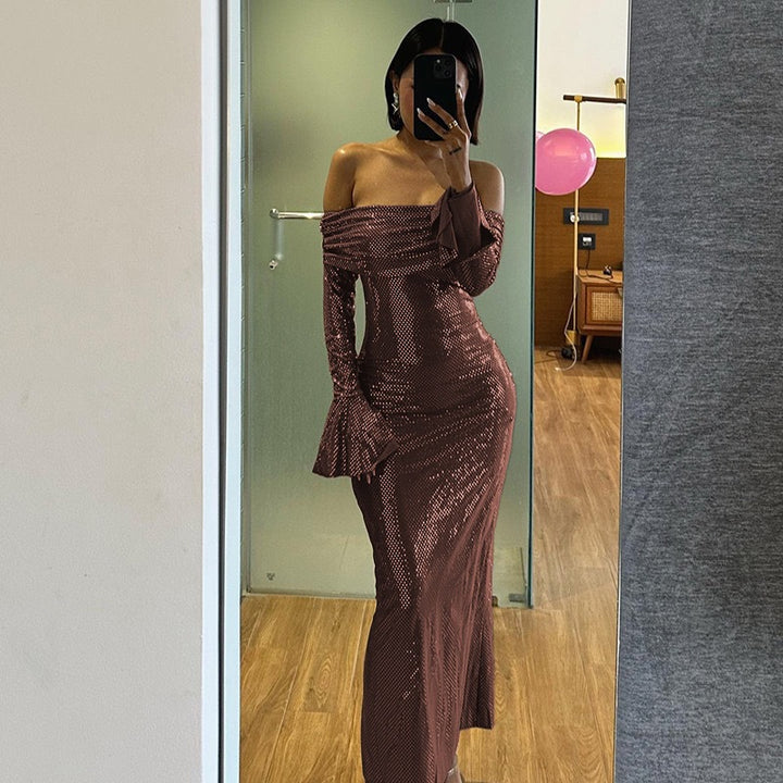 Dame tettsittende kjole med off-shoulder-design og glitrende detaljer Skjora