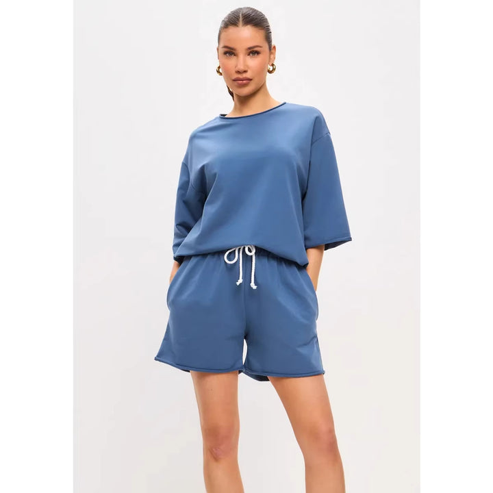 Kvinnes avslappet fritid drakt sett laget av myk bomullblanding med oversized T-skjorte og shorts