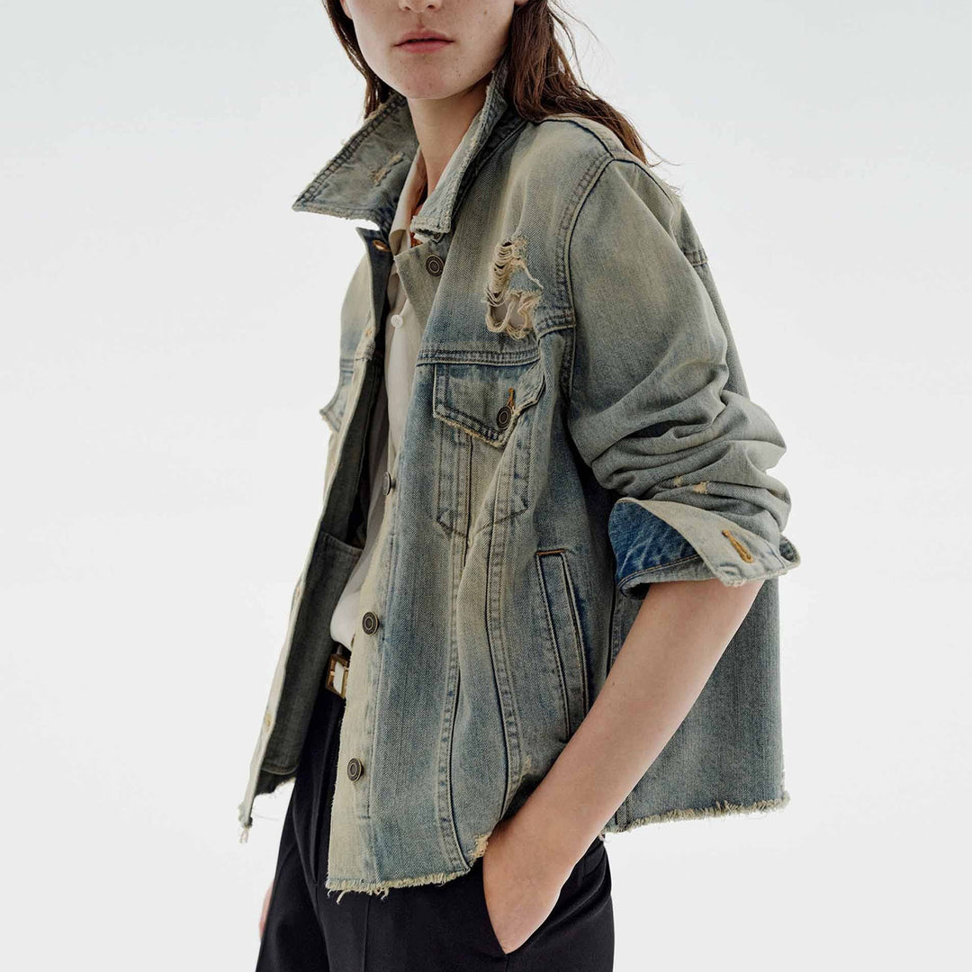 Dame moteriktig denimjakke i vintage-stil med avslappet snitt og frynsete detaljer Skjora