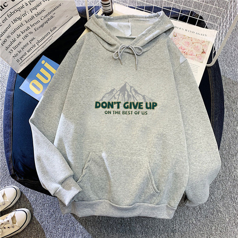 Dame hettegenser med motiverende fjelldesign Skjora