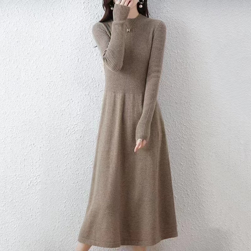 Kvinnens strikkede kjole med elegant cowl-hals og utkilt skjørt Skjora