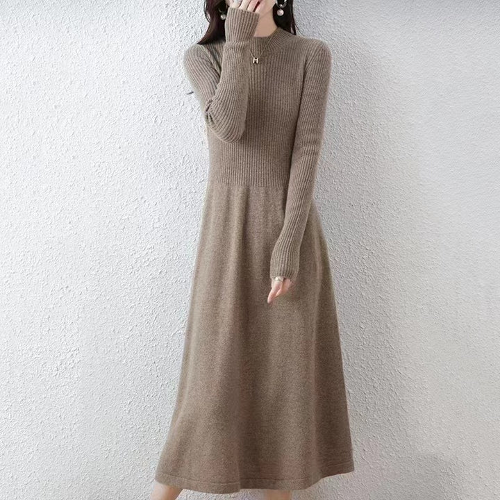 Kvinnens strikkede kjole med elegant cowl-hals og utkilt skjørt Skjora