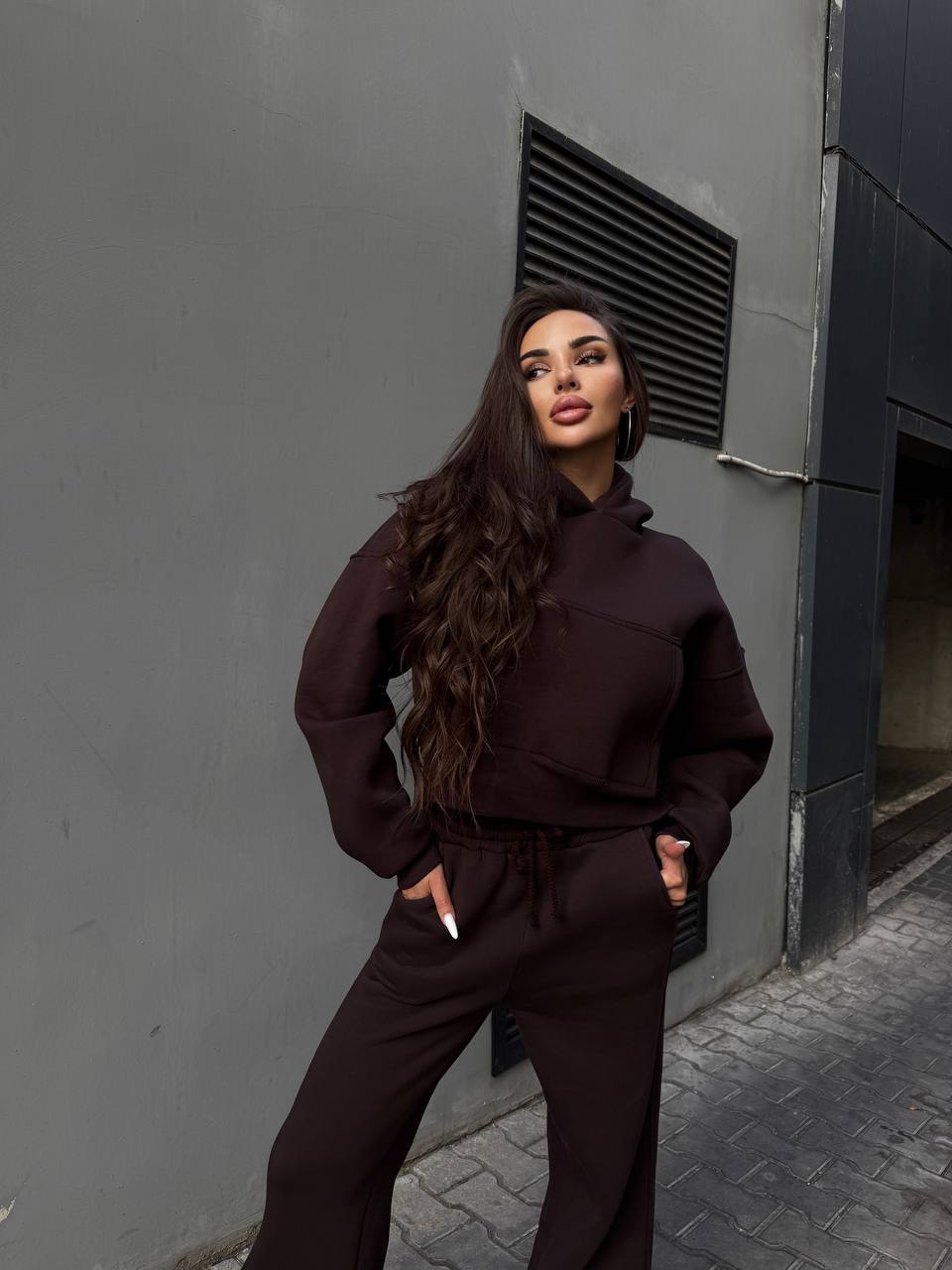 Damer casual cropped hoodie og vid skjæring joggers sett Skjora