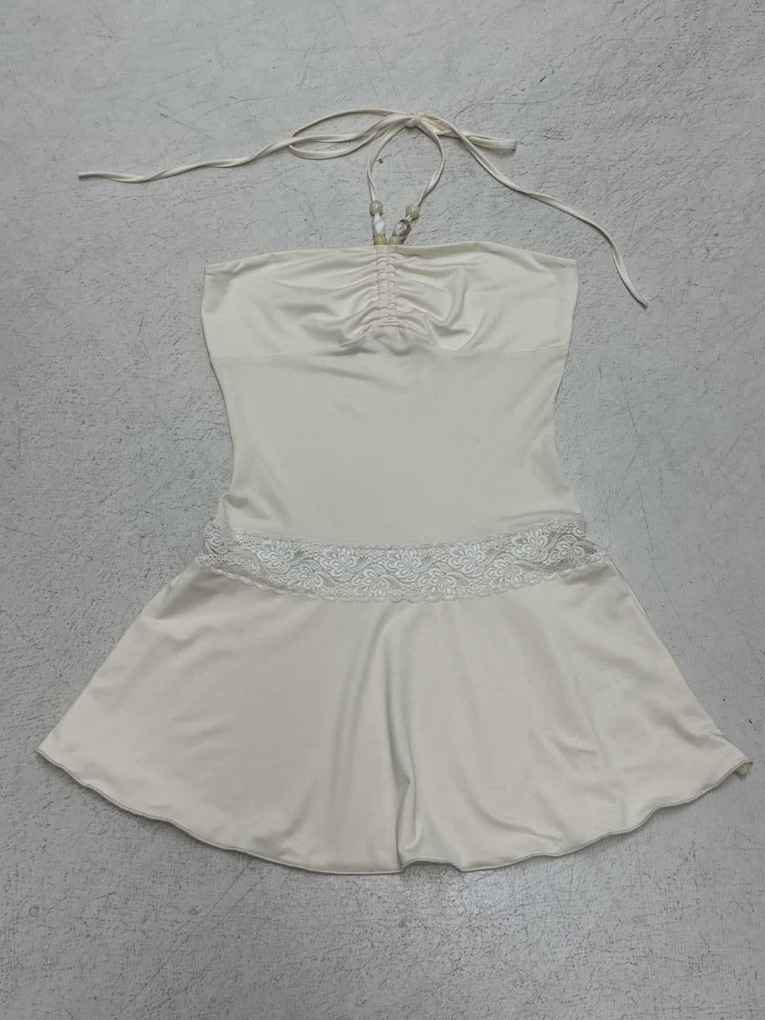 Dame jumpsuit med elegant snøring detalj og blomster aksent Skjora