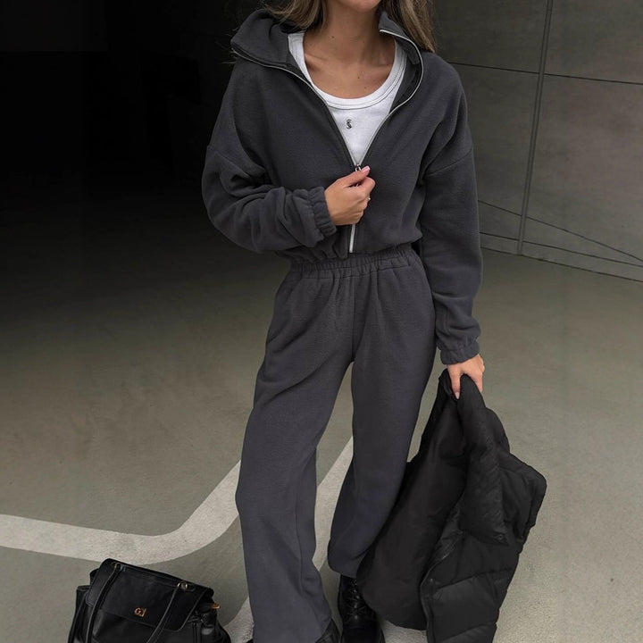 Kvinners fleece loungewear-sett med høy krage og praktiske lommer Skjora