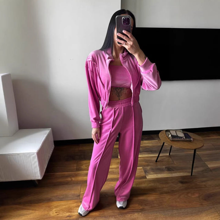 Kvinnes loungewear sett laget av luksuriøs velur med kort jakke og brede bukser