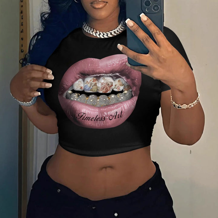Dame Crop-T-skjorte med kreativ grafikkdesign og unikt statement Skjora