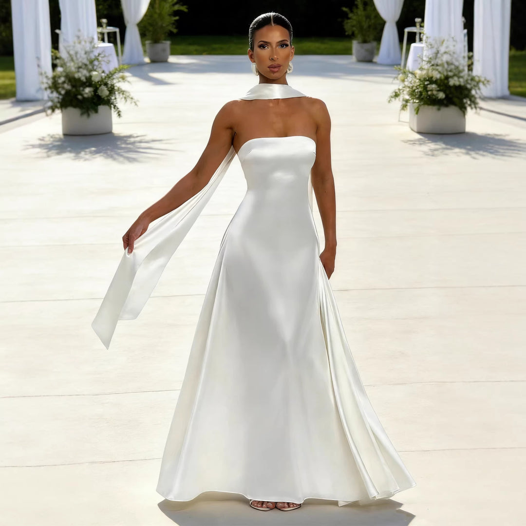 Kvinne Elegant og Off-the-Shoulder Kveldsdrakt med Flytende Fall