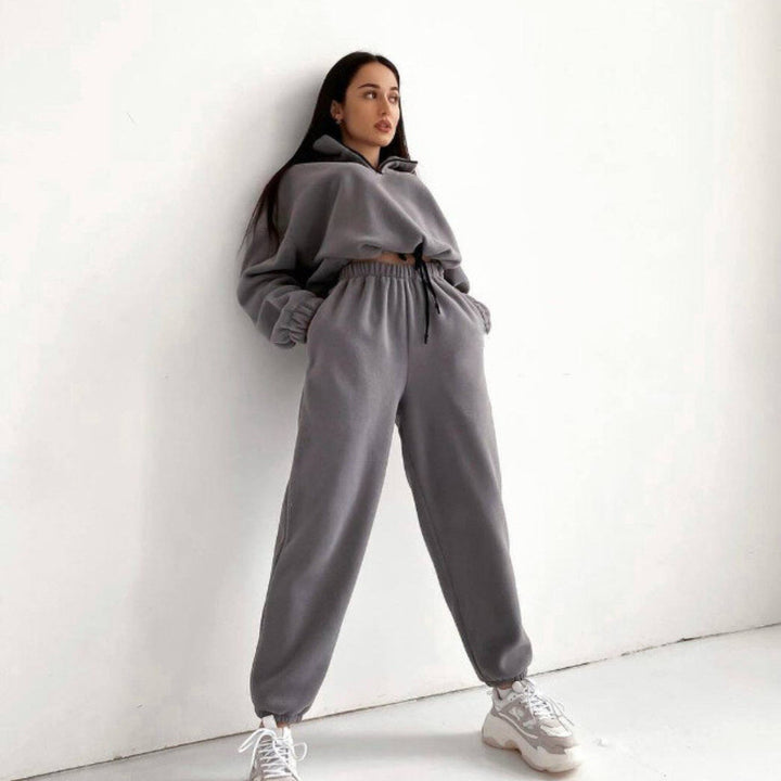 Kvinnes komfortable fleece treningsdress med høy krage og elastiske mansjetter Skjora