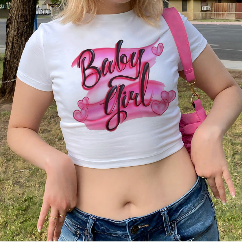 Dame Crop-Top med kreativ grafisk design og moderne skrift Skjora