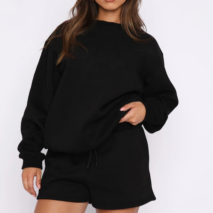Kvinnenes avslappede sweat-sett med komfortabel topp med korte ermer og koselige shorts Skjora