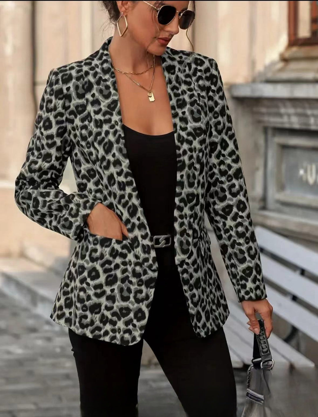 Dameblazer i trendy dyreprint med elegante slag og praktiske lommer