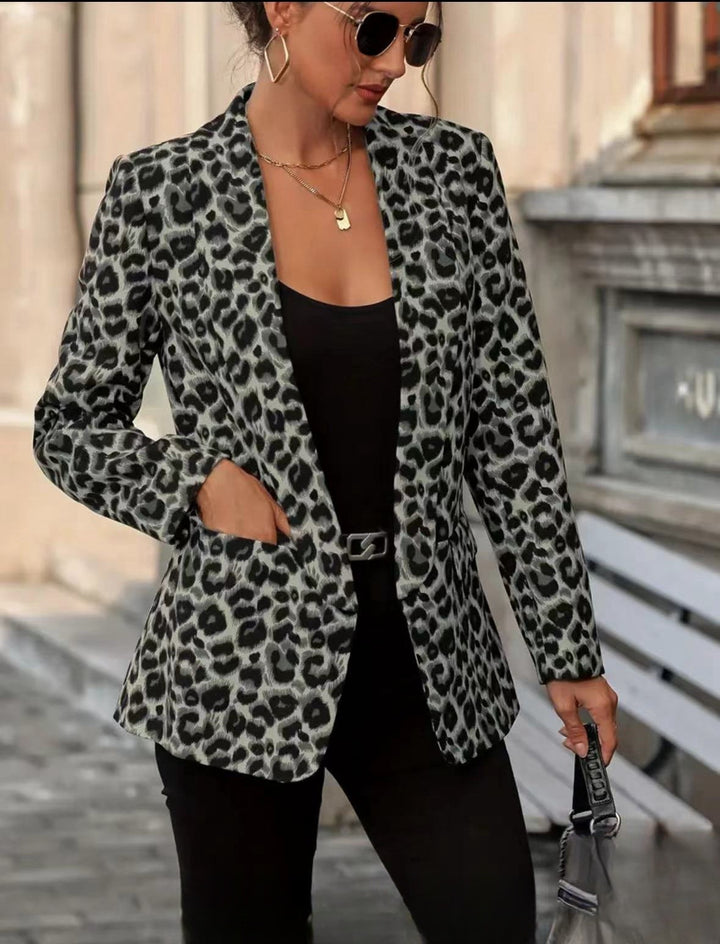Dameblazer i trendy dyreprint med elegante slag og praktiske lommer