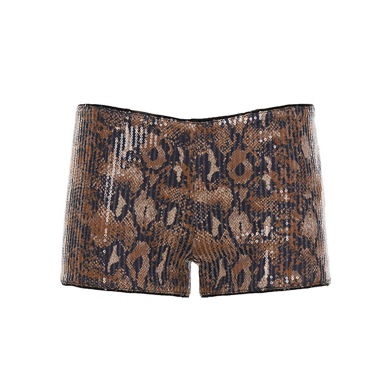 Dame sett med skimrende topp og korte shorts i dyretrykk Skjora