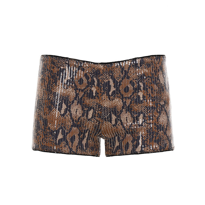 Dame sett med skimrende topp og korte shorts i dyretrykk Skjora