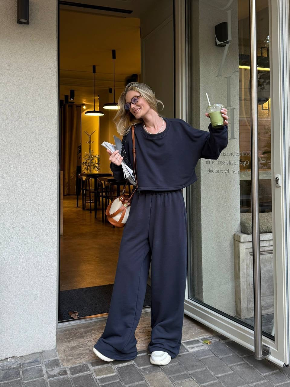 Kvinnes loungewear-sett med en løs passform og komfortabel topp Skjora