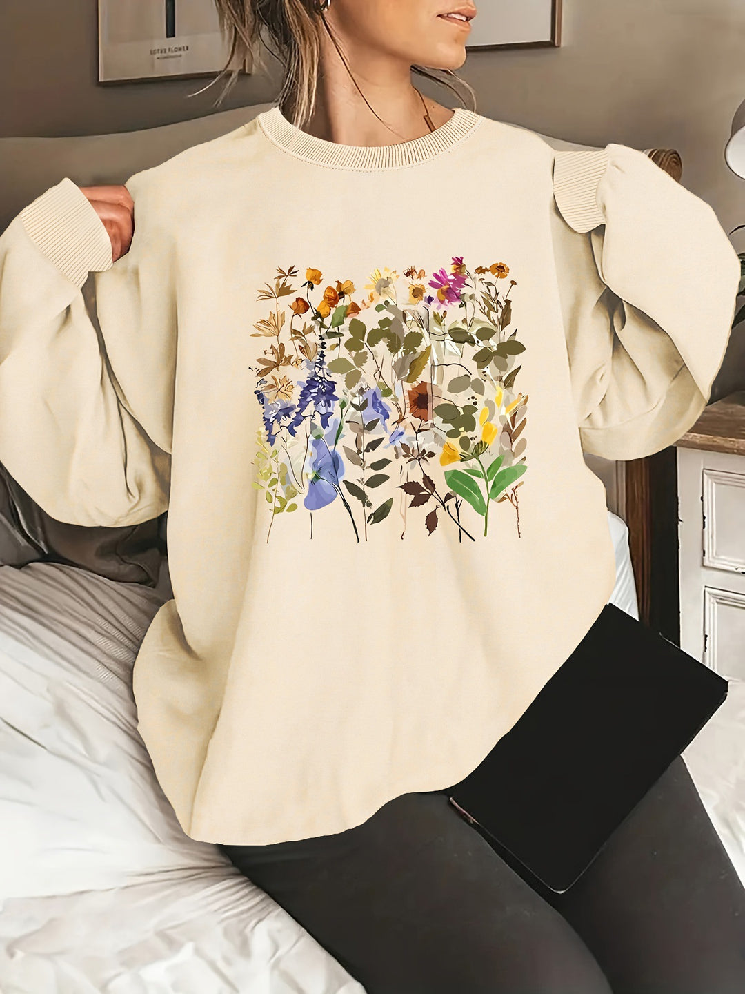Dame sweatshirt med blomsterdesign og komfortabel passform Skjora