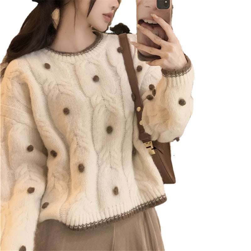 Kvinnes chunky strikkegenser med dekorative perledetaljer Skjora