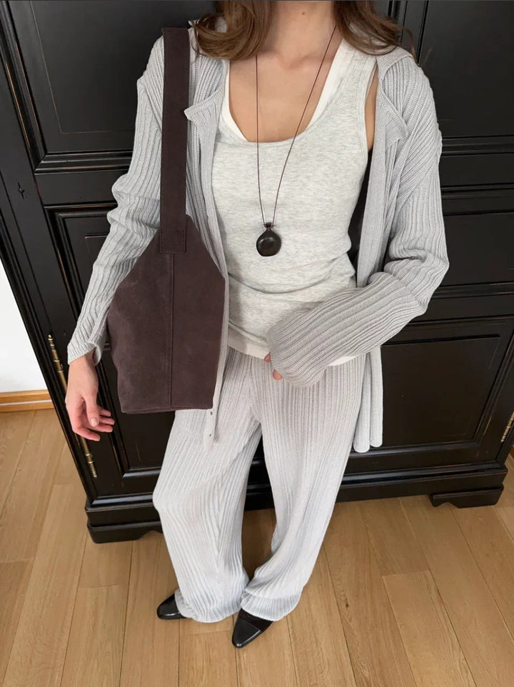 Kvinners komfortable strikkedress-sett med elegante ribbestruktur Skjora