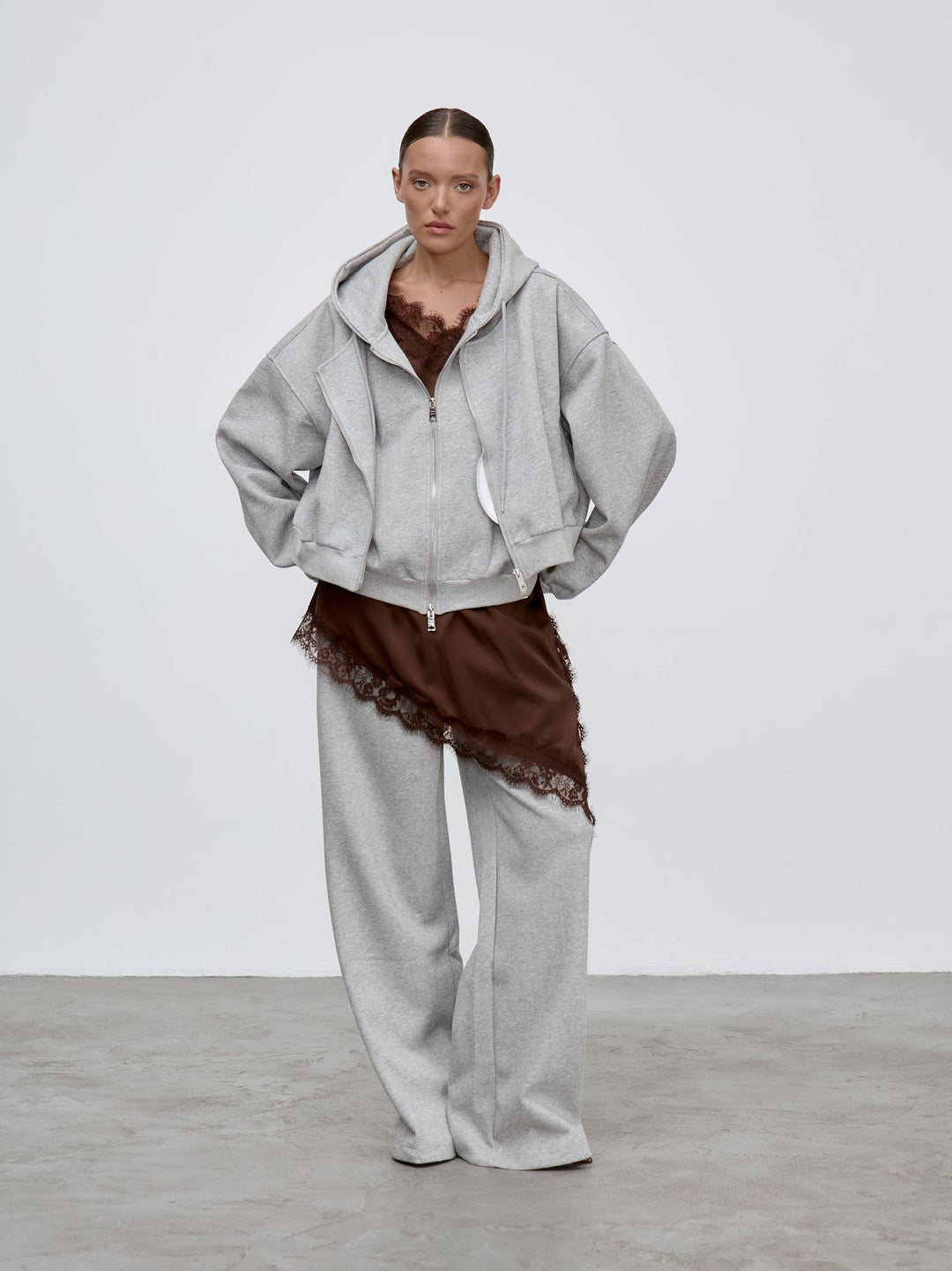 Dame Oversized Hoodie Jakke med Generøse Lommer og Stilig Design Skjora