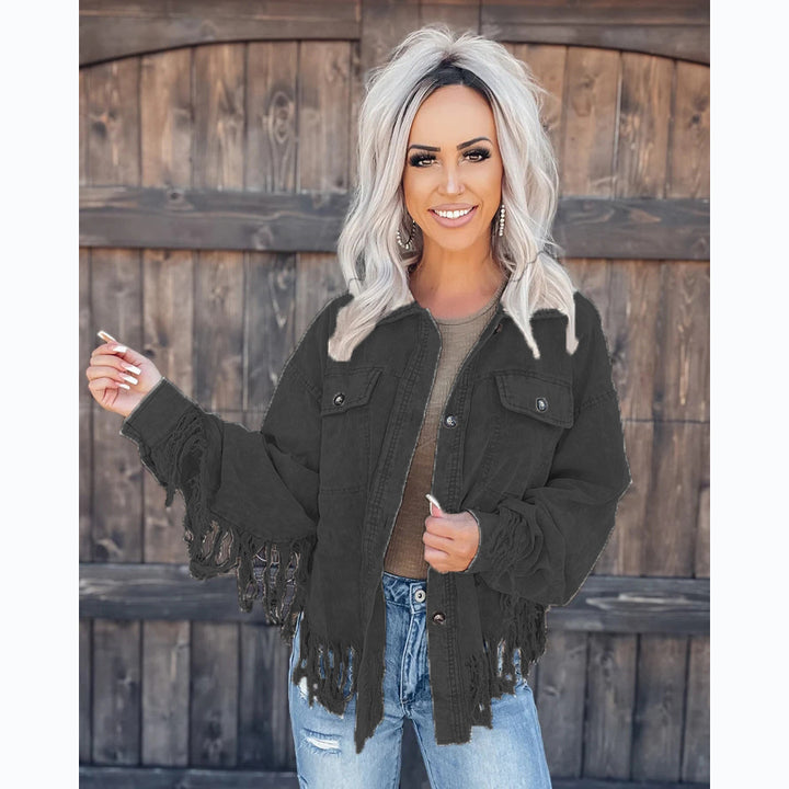 Kvinne franjejakke laget av denim i en avslappet oversized passform