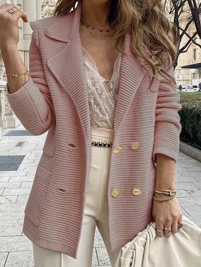 Kvinnens elegante strikket blazer med dobbel knappestolpe og teksturert design Skjora