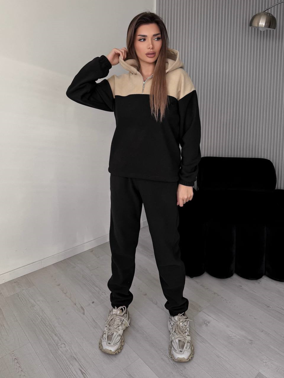 Kvinnors avslappnade fleece sportset med huva och modern passform Skjora
