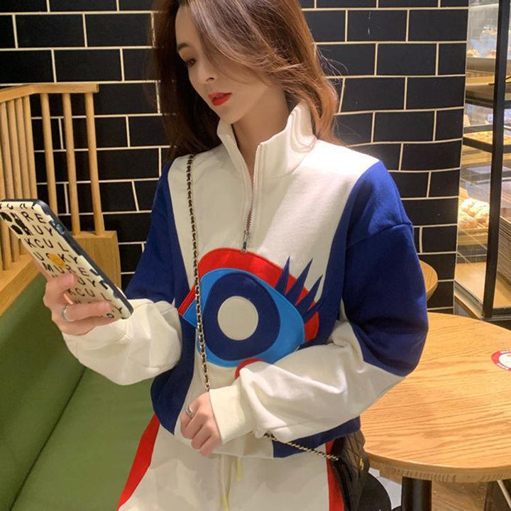 Kvinnelig sporty dress med høy krage og moderne grafisk design Skjora