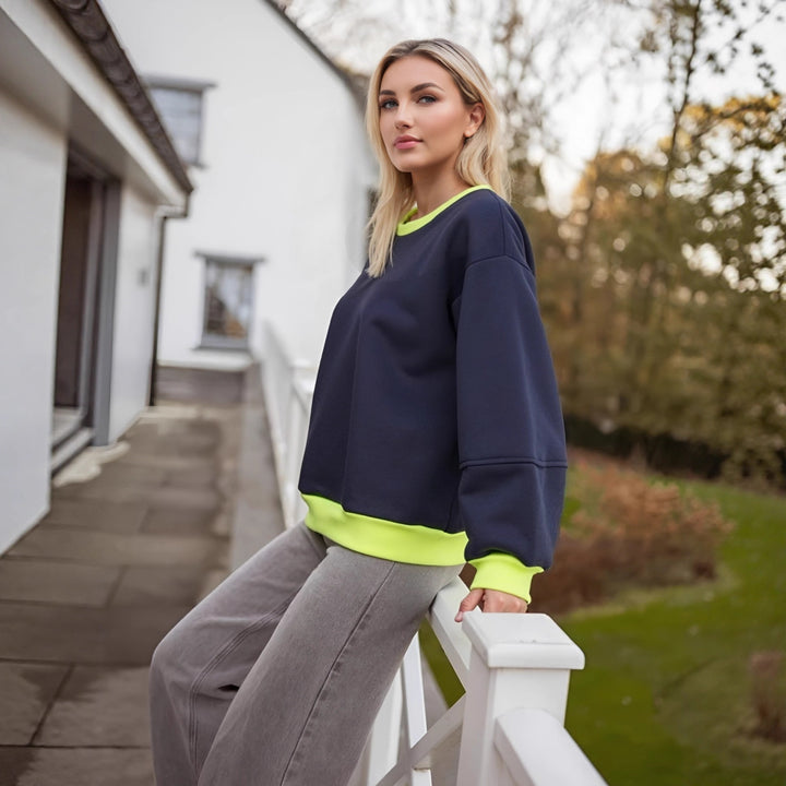 Kvinnelig casual sweatshirt med kontrasterende mansjetter og moderne snitt Skjora