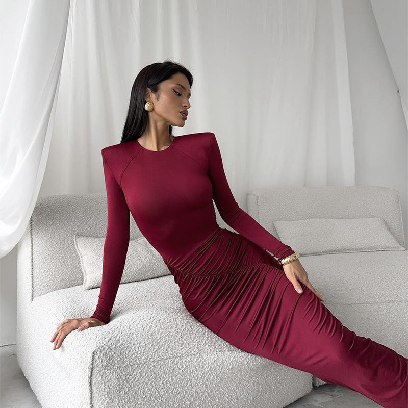 Kvinnenes langermede samlet kjole med elegant snitt og figurskapende detaljer