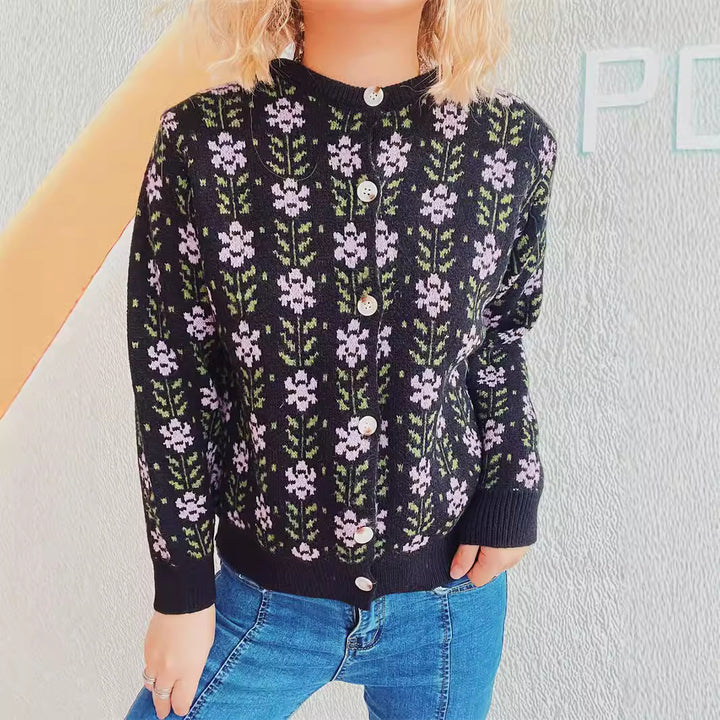 Kvinne koselig cardigan med blomster mønstre Skjora