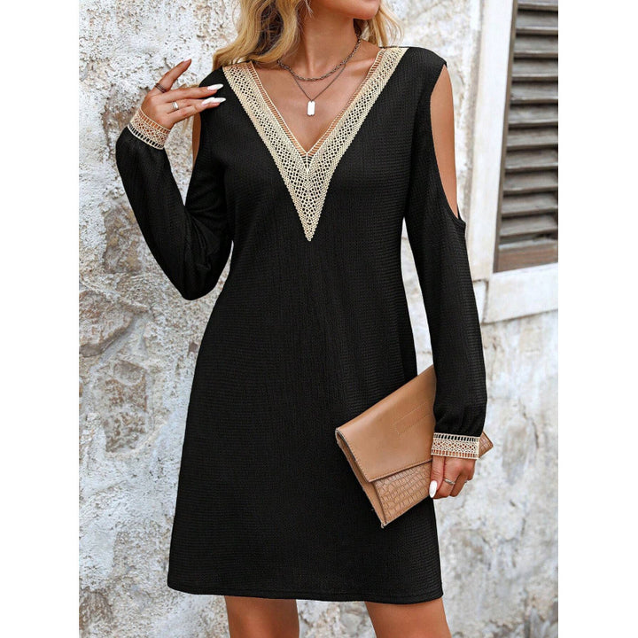 Dame Elegant kjole med dyp V-hals og cut-out ermer Skjora