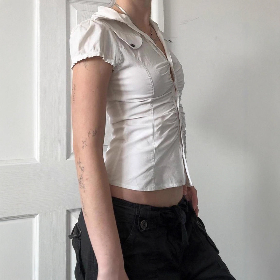 Dame figurnær bluse med elegante volanger og knappeåpning Skjora