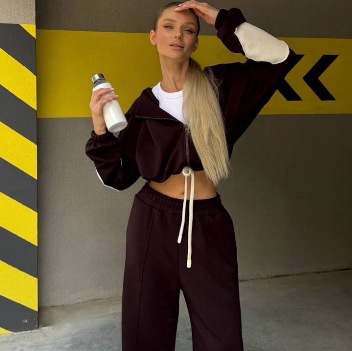 Kvinnors sportiga fritidsset med högskuren kort topp och eleganta sweatpants Skjora