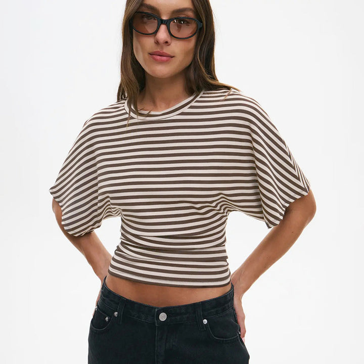 Damer moderne kortermet topp med avslappet stripemønster og elegant snitt Skjora