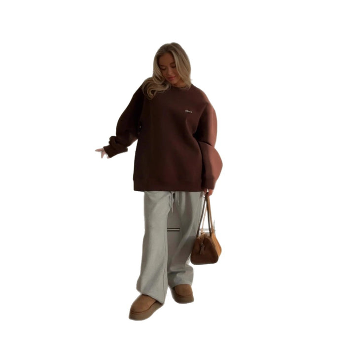 Dame uformell oversized genser med rund hals og diskret logo Skjora