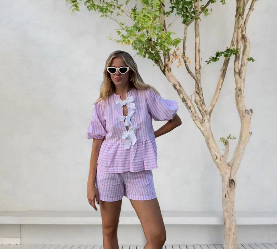 Kvinnenes fritidssett med stripete topp og shorts i en avslappet snitt