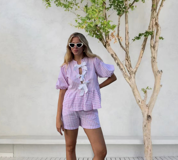 Kvinnenes fritidssett med stripete topp og shorts i en avslappet snitt