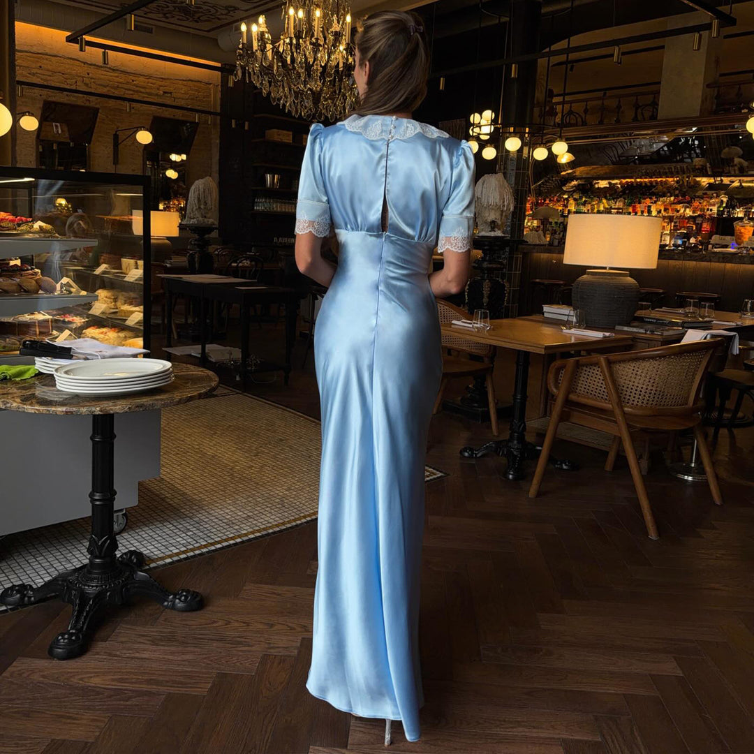 Kvinne maxi-kjole med elegante blondeaksenter og V-hals