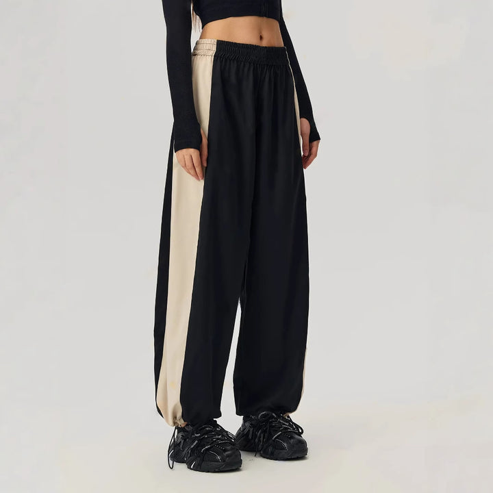 Kvinnenes sporty fritidsbukser med trendy snitt og sidekontrastpaneler Skjora