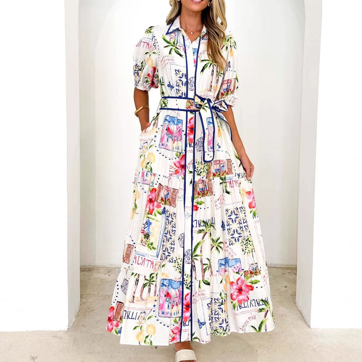 Kvinnens luftige maxikjole med blomsterdesign og praktiske lommer