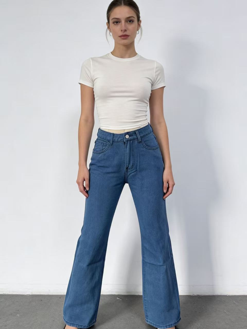 Dameviddejeans med kunstnerisk sommerfugl-design Skjora