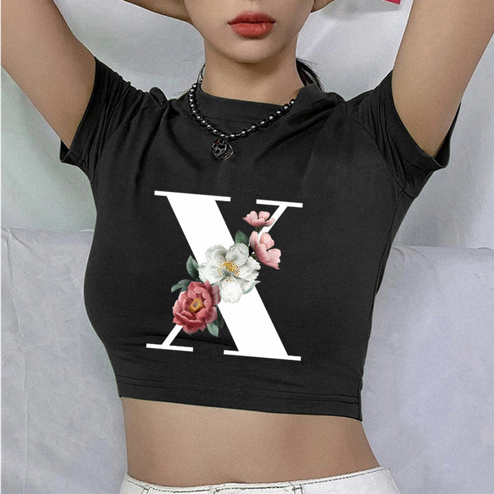 Dame cropped T-skjorte med blomstrede initialdesign Skjora