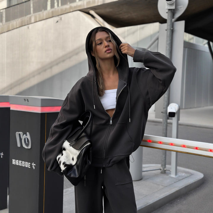 Kvinnes avslappet fit loungewear sett med hettegenser og brede bukser Skjora