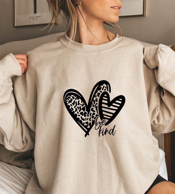 Kvinne sweatshirt med moderne hjerte motiv og avslappet passform Skjora