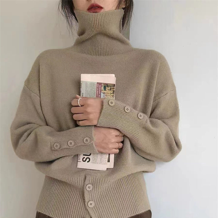 Dame turtleneck genser med knappedetaljer og mykt materiale Skjora