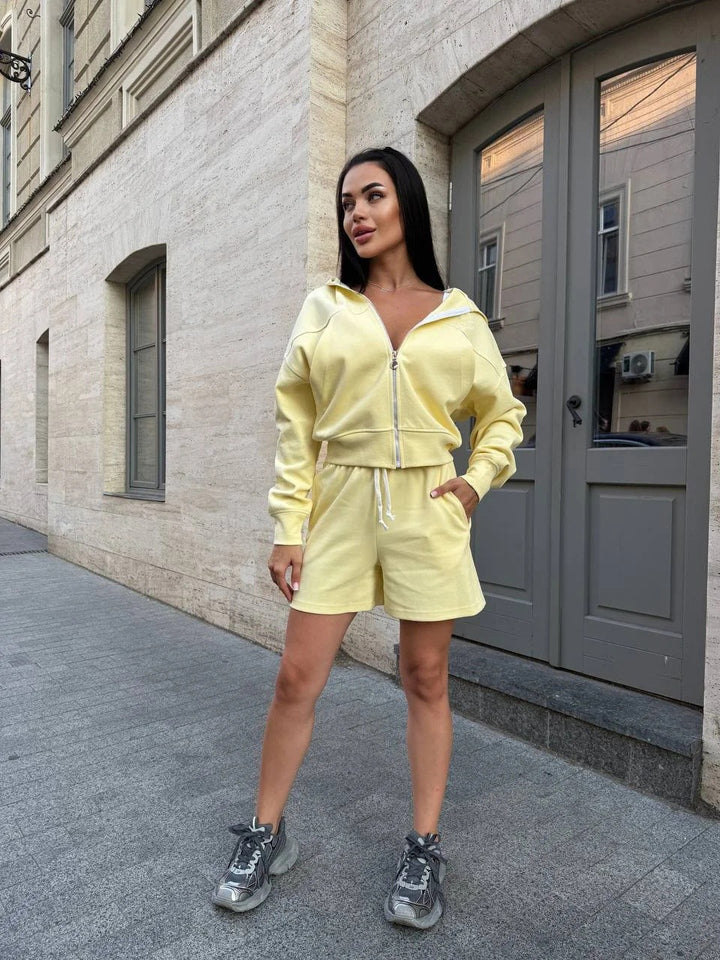 Dame joggedress med glidelås hettegenser og løse shorts Skjora
