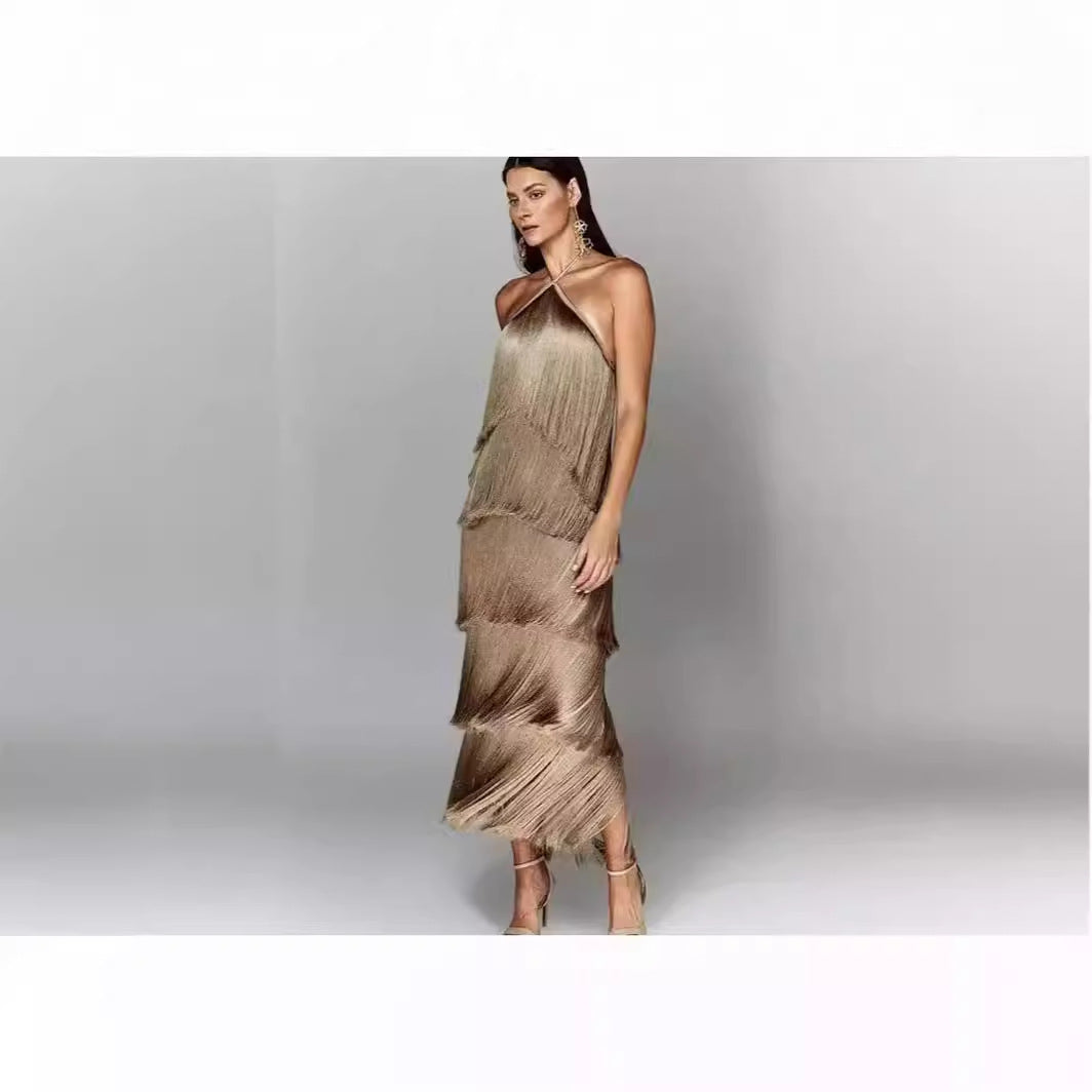 Kvinne Lang Frynse Maxi Kjole med Justerbare Stropper og Elegant Draperingsdesign