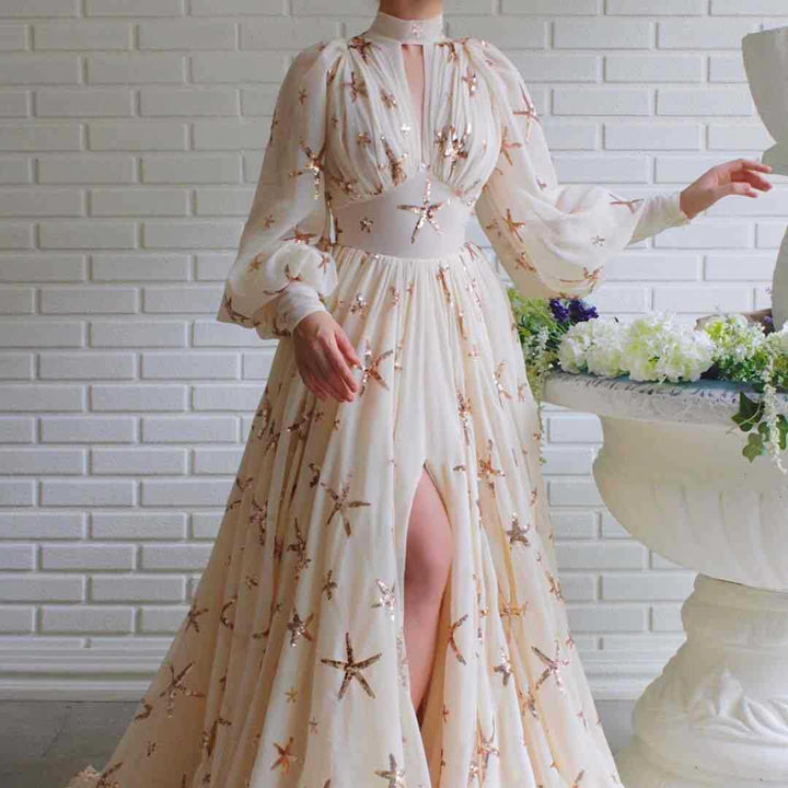 Kvinnens elegante kveldsdrakt med overdådig gjennomsiktighet og glitrende paljetter Skjora